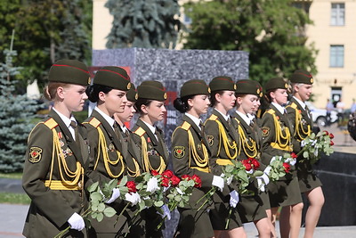 Руководство Госсекретариата Совбеза и главы силовых ведомств возложили цветы к монументу Победы в Минске