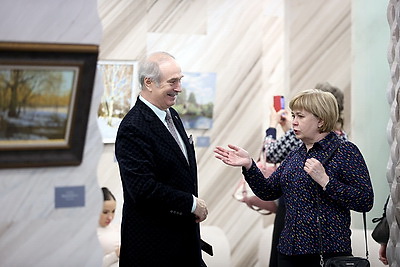 \"Радует глаз, сердце и душу\". Выставка НХМ к 8 Марта открылась в посольстве Беларуси в России