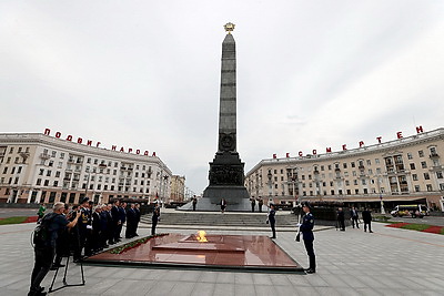 Председатель Милли Меджлиса Азербайджана возложила венок к монументу Победы в Минске