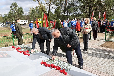 Молодые медики четырех стран высадили Аллею памяти у воинского захоронения в Озаричах