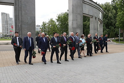 Руководство Исполкома СНГ и постпреды государств Содружества возложили цветы на Аллее Дружбы в Минске