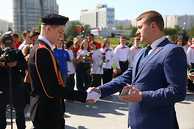 Церемония прощания с пионерским галстуком состоялась у стелы \"Минск - город-герой\"