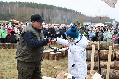 Лукашенко посетил чемпионат по колке дров среди журналистов