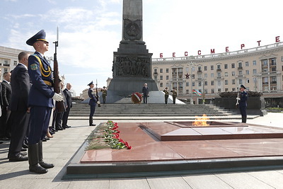 Заместитель премьер-министра Азербайджана возложил венок к монументу Победы в Минске