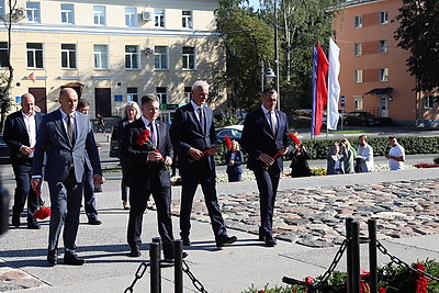 Головченко возложил цветы к мемориальному комплексу \"Вечный огонь\" в Пскове