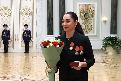 Президент вручил государственные награды заслуженным деятелям различных сфер