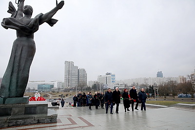 В столице в День защитников Отечества возлагают цветы к стеле \"Минск - город-герой\"