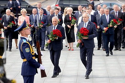 Сергеенко и Володин возложили венок к монументу Победы в Минске