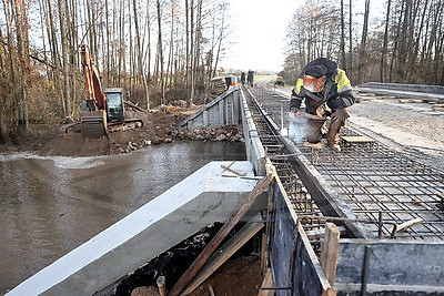 Новый мост в Гродненском районе на месте разрушенного ливнями готов на 65%