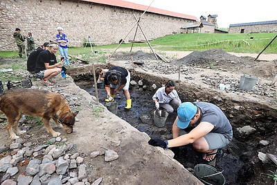 Археологи проводят исторические исследования Кревского замка