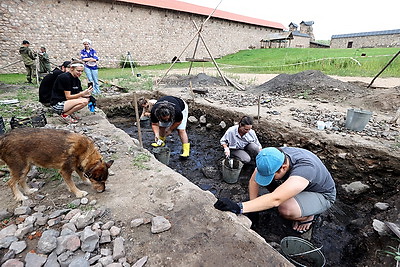 Археологи проводят исторические исследования Кревского замка