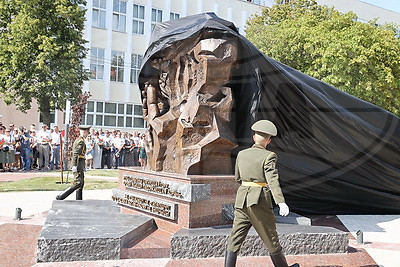 Знак в память жертв геноцида открыли в Гомеле на обновленной площади Восстания