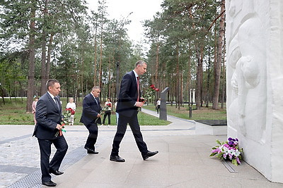 Глава Администрации Президента Дмитрий Крутой возложил цветы к мемориалу в Озаричах