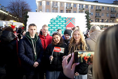 В Бресте провели акцию \"Я желаю в Новый год...\" и зажгли огни на главной елке