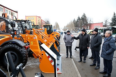 Делегация правительства Москвы ознакомилась с выставкой техники белорусских предприятий