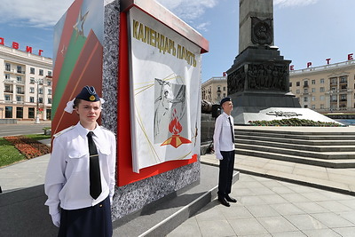 Руководство Госсекретариата Совбеза и главы силовых ведомств возложили цветы к монументу Победы в Минске