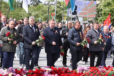 Народное возложение цветов проходит у монумента Победы в Минске