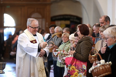 Католики освятили пасхальную пищу