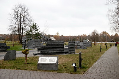 Кочанова возложила цветы к мемориалу сожженных деревень Могилевской области