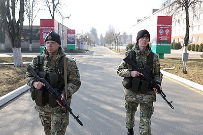 Лучших военнослужащих внутренних войск части 5448 поощрили трехдневным увольнением