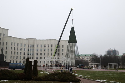 В Могилеве идет подготовка к Новому году - в городе постепенно загорается праздничная иллюминация