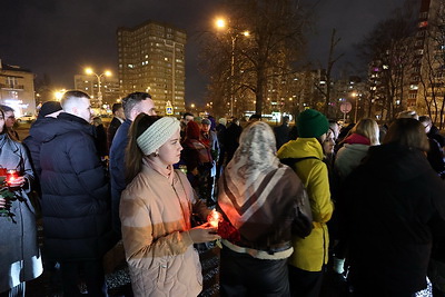 В Минске несут цветы и лампады к посольству России в связи с трагедией в Подмосковье