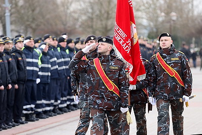 Милиционеры прошли торжественным маршем по центру Гродно