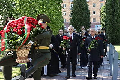 Сергеенко возложил цветы к мемориальному комплексу на Военном кладбище Минска