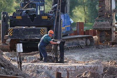 В Мозыре продолжается реконструкция моста через Припять