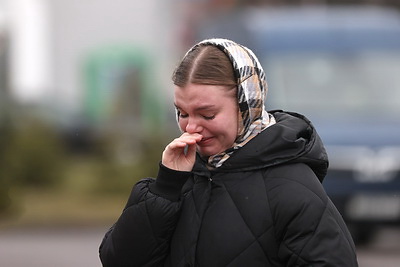 В Минске несут цветы и лампады к посольству России в связи с трагедией в Подмосковье