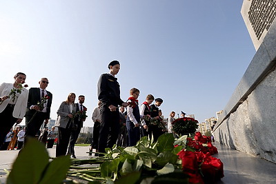 Торжественная церемония возложения цветов прошла у стелы \"Минск - город-герой\"