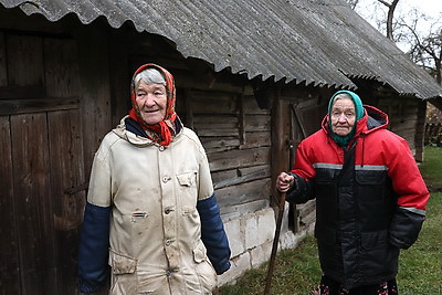 Будет тепло. Дрова с чемпионата по колке доставили одиноким пожилым жителям Минского района