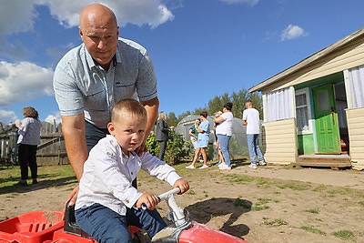 В Холопеничах 13 пострадавших от стихии многодетных семей получили наборы для школы