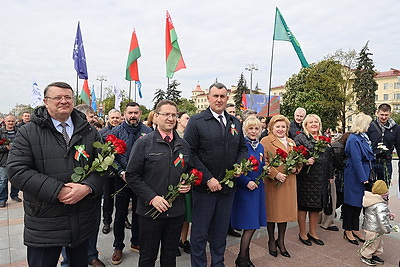 Народное возложение цветов проходит у монумента Победы в Минске