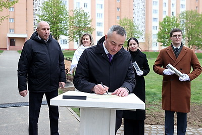 В Гродно в честь 100-летия образования органов торговли заложили капсулу времени и аллею