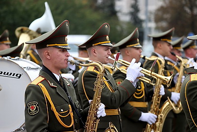 Премьер-министр Азербайджана возложил венок к монументу Победы в Минске