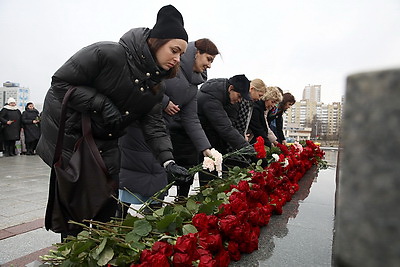 В столице в День защитников Отечества возлагают цветы к стеле \"Минск - город-герой\"