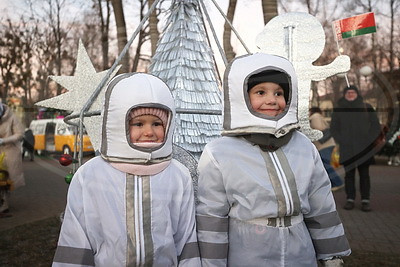 \"Дедморобус\", космическая елка и железная. В Гродно зажгли огни на аллее дизайнерских елок