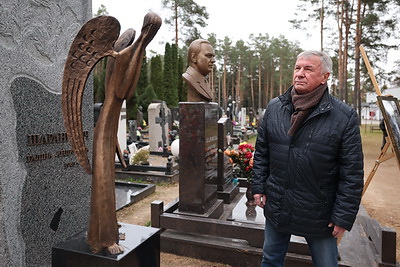 Памятник народному художнику Беларуси Василию Шаранговичу открыли на Восточном кладбище