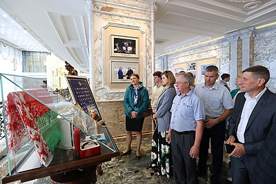 Во Дворце Независимости побывали с экскурсией сотрудники \"Минсктранса\"