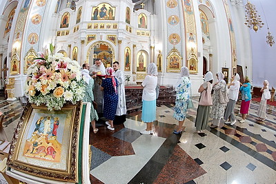 Православные верующие празднуют Преображение Господне - Яблочный Спас