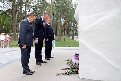 Глава Администрации Президента Дмитрий Крутой возложил цветы к мемориалу в Озаричах