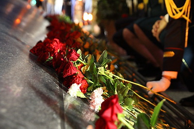 Участники \"Поезда Памяти\" возложили цветы к Вечному огню у монумента Победы в Минске