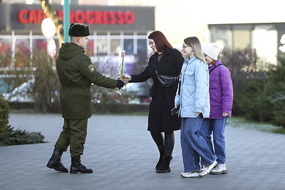 Военнослужащие с цветами и под аккомпанемент оркестра поздравили брестчанок с 8 Марта