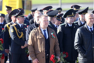 Накануне Дня Победы прошла церемония возложения цветов у стелы \"Минск - город-герой\"