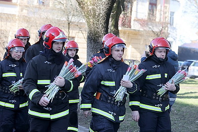 Спасатели Гродно провели акцию \"112 тюльпанов для милых женщин\"