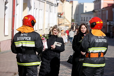 Спасатели Гродно провели акцию \"112 тюльпанов для милых женщин\"