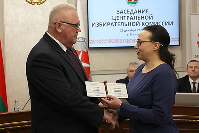 Процедура вручения удостоверений кандидатам в Президенты Республики Беларусь прошла в ЦИК