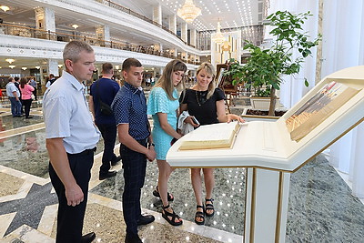 Во Дворце Независимости побывали с экскурсией сотрудники \"Минсктранса\"