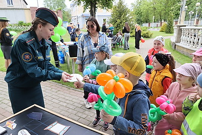 Ростовые куклы, интерактивные площадки: в Витебском областном роддоме прошла встреча \"выпускников\"